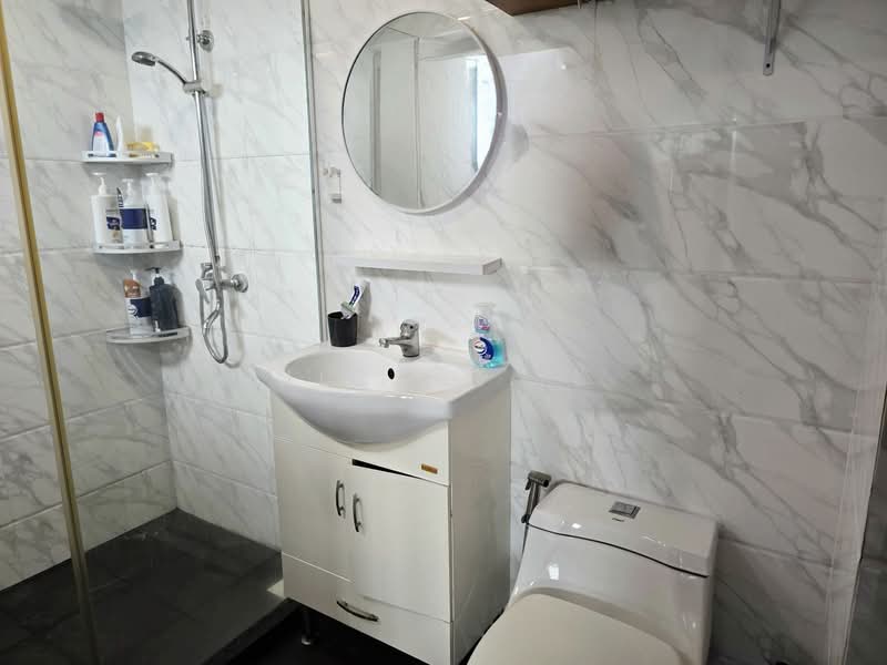 116 Clementi Street 13 HDB Flat For Sale at S$ 1,108,800 | PropertyGuru Singapore - Bathroom
