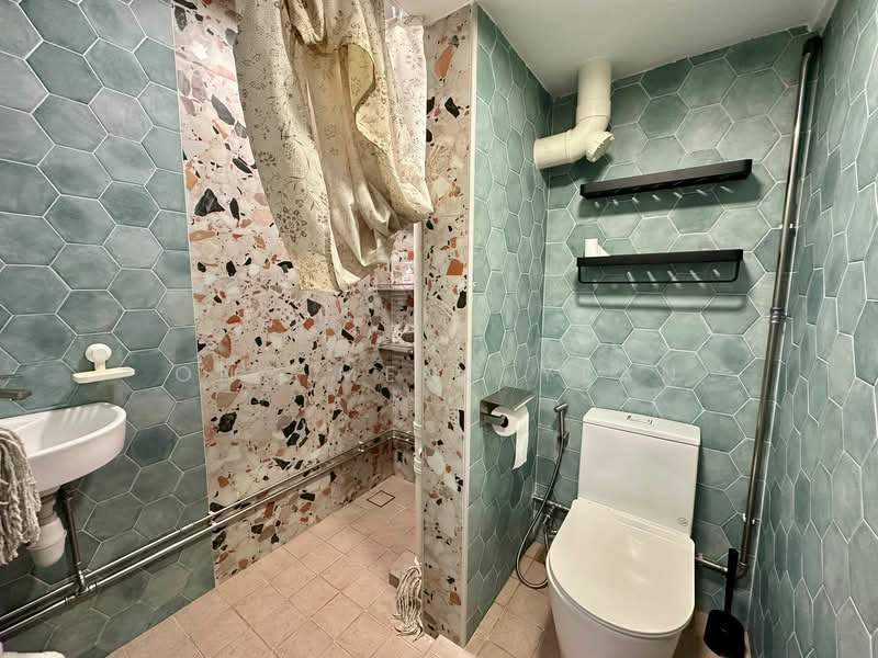 6 Holland Close HDB Flat For Sale at S$ 630,000 | PropertyGuru Singapore - Bathroom