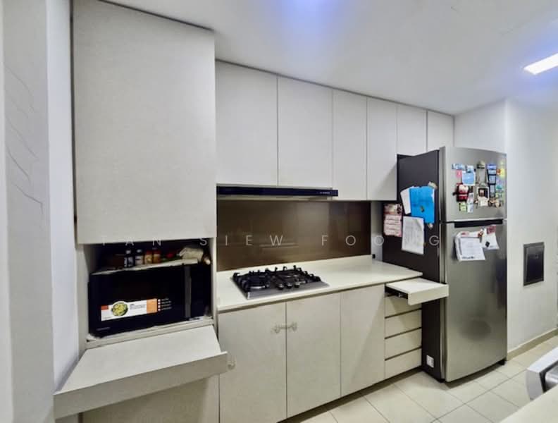 Waterfront Waves, 760 Bedok Reservoir Road, 4 Bedrooms, 1,345 sqft, Condominium For Rent, by Tan Siew Foong, 500072902 - Kitchen - PropertyGuru.com.sg