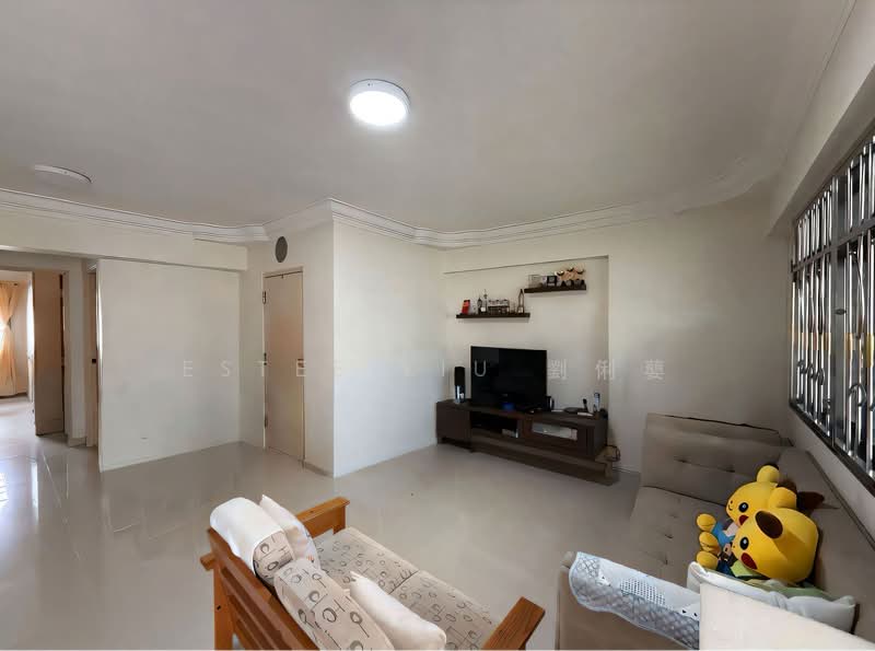 673C Jurong West Street 65 HDB Flat For Sale at S$ 600,000 | PropertyGuru Singapore - Living Room
