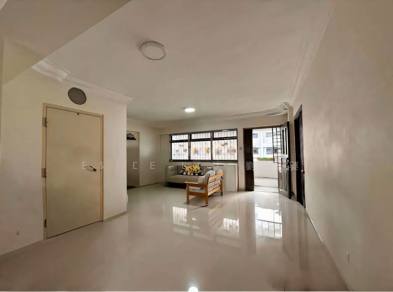 673C Jurong West Street 65 HDB Flat For Sale at S$ 600,000 | PropertyGuru Singapore - Living Room