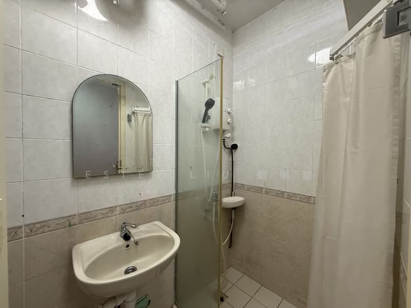 673C Jurong West Street 65 HDB Flat For Sale at S$ 600,000 | PropertyGuru Singapore - Bathroom