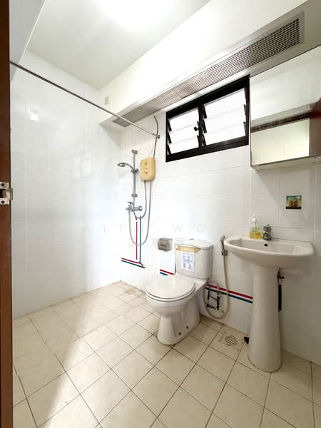 28D Dover Crescent HDB Flat For Sale at S$ 975,000 | PropertyGuru Singapore - Bathroom