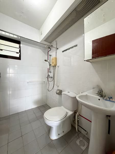 28D Dover Crescent HDB Flat For Sale at S$ 975,000 | PropertyGuru Singapore - Bathroom