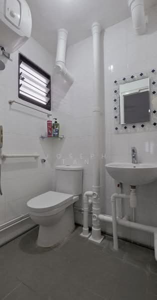 346 Clementi Avenue 5 HDB Flat For Sale at S$ 460,000 | PropertyGuru Singapore - Bathroom