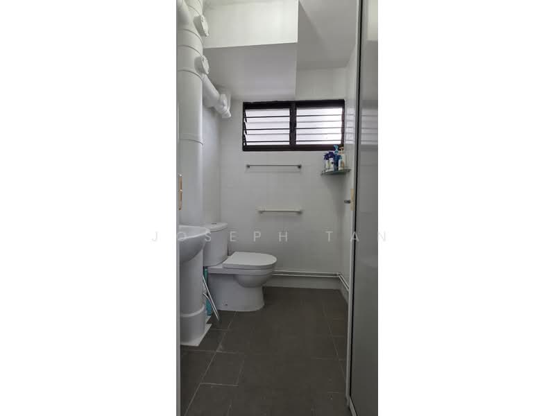 346 Clementi Avenue 5 HDB Flat For Sale at S$ 460,000 | PropertyGuru Singapore - Bathroom