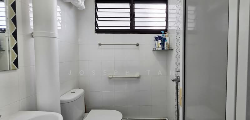 346 Clementi Avenue 5 HDB Flat For Sale at S$ 460,000 | PropertyGuru Singapore - Bathroom
