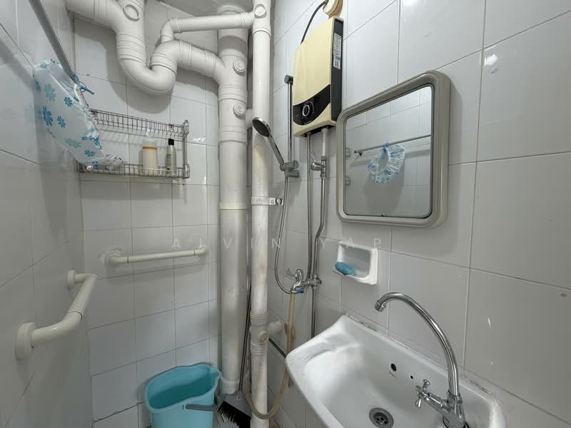 209 Toa Payoh North, 209 Toa Payoh North, 3 Bedrooms, 872 sqft, HDB Flat For Rent, by Alvin Yap, 500073004 - Bathroom - PropertyGuru.com.sg