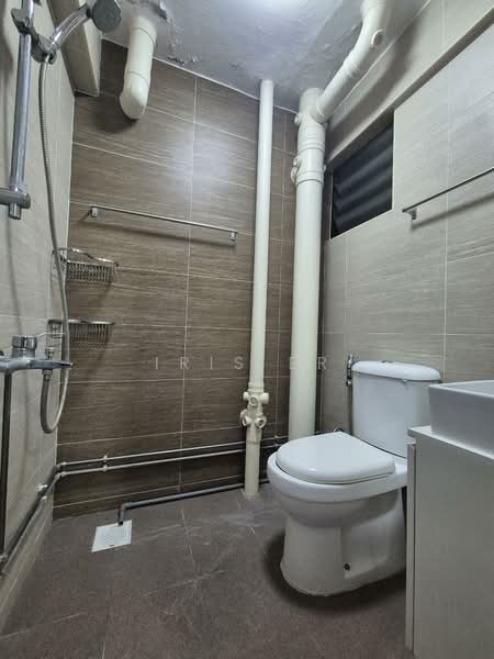 248 Jurong East Street 24 HDB Flat For Sale at S$ 478,888 | PropertyGuru Singapore - Bathroom