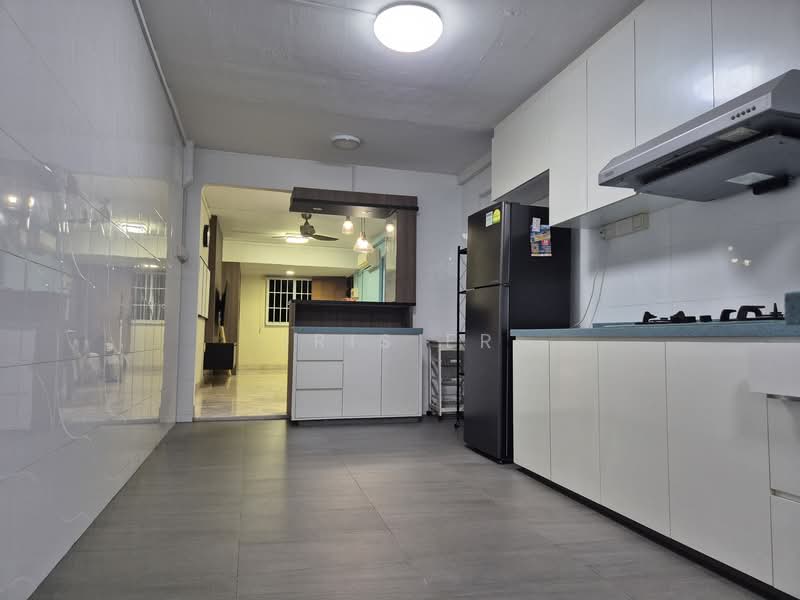 248 Jurong East Street 24 HDB Flat For Sale at S$ 478,888 | PropertyGuru Singapore - Kitchen