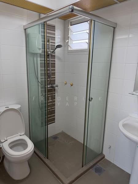 78 Lorong Limau HDB Flat For Sale at S$ 998,888 | PropertyGuru Singapore - Bathroom