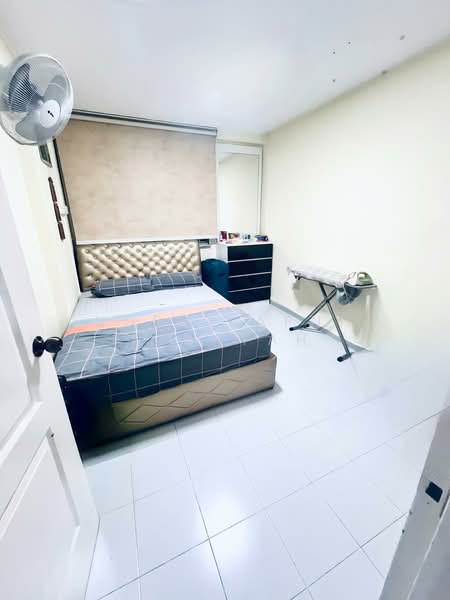 409 Tampines Street 41 HDB Flat For Sale at S$ 600,000 | PropertyGuru Singapore - Bedroom