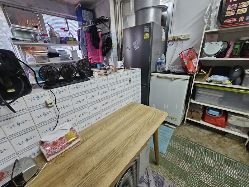 7 Telok Blangah Crescent HDB Flat For Sale at S$ 268,000 | PropertyGuru Singapore - Kitchen