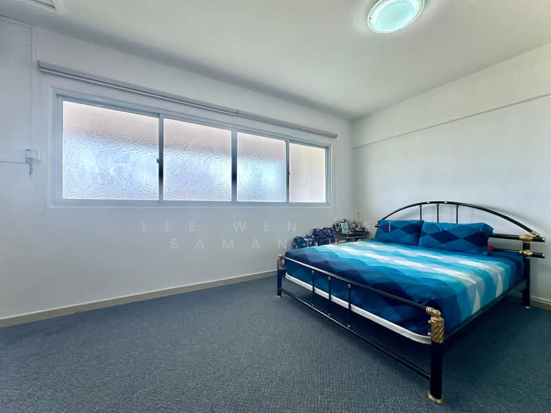 327 Jurong East Street 31 HDB Flat For Sale at S$ 810,000 | PropertyGuru Singapore - Master Bedroom