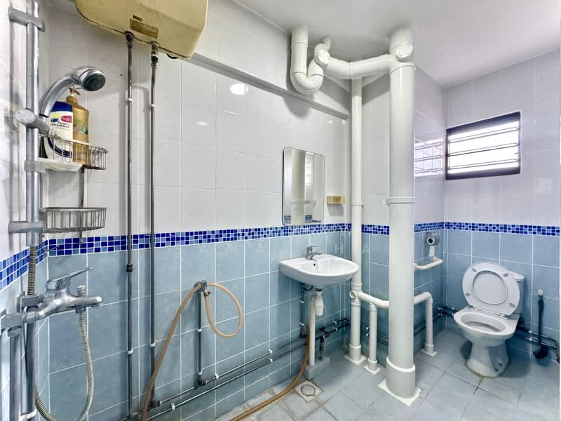 327 Jurong East Street 31 HDB Flat For Sale at S$ 810,000 | PropertyGuru Singapore - Bathroom