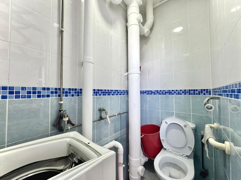 327 Jurong East Street 31 HDB Flat For Sale at S$ 810,000 | PropertyGuru Singapore - Bathroom