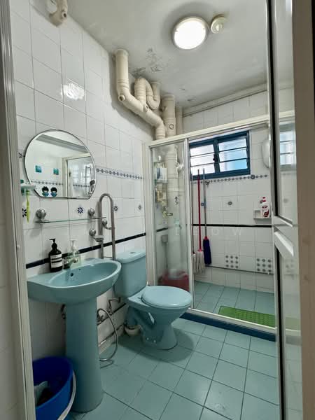 467B Admiralty Drive HDB Flat For Sale at S$ 768,000 | PropertyGuru Singapore - Common Bathroom