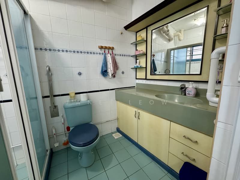 467B Admiralty Drive HDB Flat For Sale at S$ 768,000 | PropertyGuru Singapore - Master  Bathroom