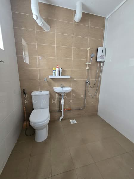 341 Bukit Batok Street 34 HDB Flat For Sale at S$ 428,000 | PropertyGuru Singapore - Bathroom
