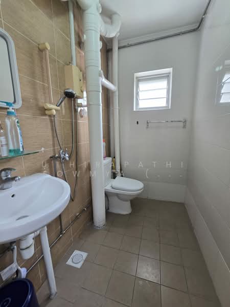 341 Bukit Batok Street 34 HDB Flat For Sale at S$ 428,000 | PropertyGuru Singapore - Bathroom