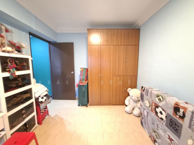 648D Jurong West Street 61 HDB Flat For Sale at S$ 600,000 | PropertyGuru Singapore - Bedroom 3