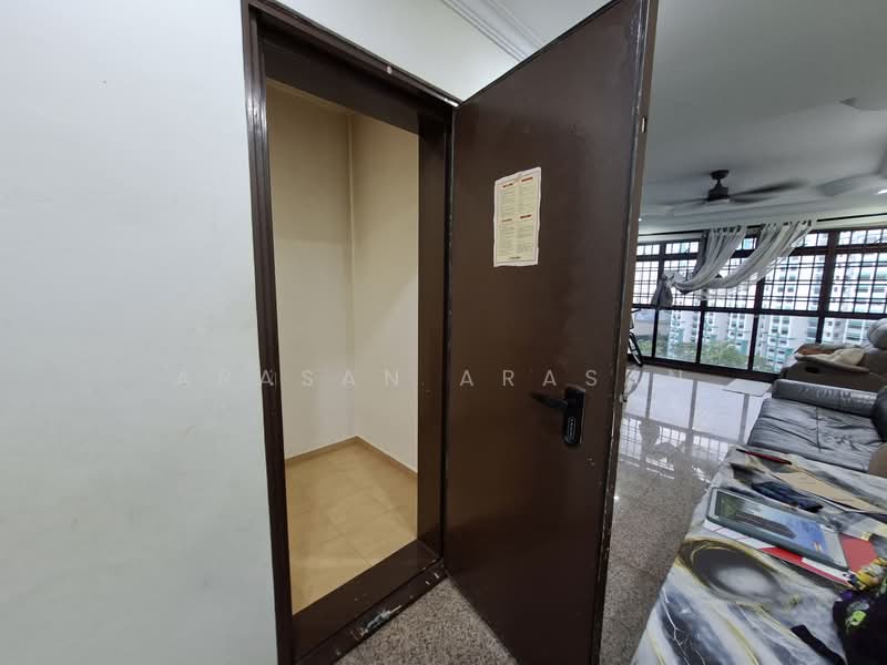 648D Jurong West Street 61 HDB Flat For Sale at S$ 600,000 | PropertyGuru Singapore - Bomb shelter
