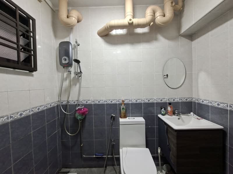 648D Jurong West Street 61 HDB Flat For Sale at S$ 600,000 | PropertyGuru Singapore - Master Toilet