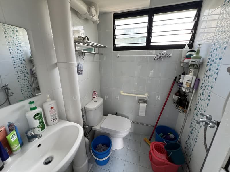 546 Bedok North Street 3 HDB Flat For Sale at S$ 578,888 | PropertyGuru Singapore - Bathroom
