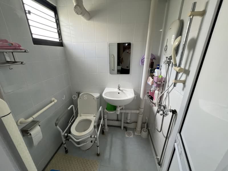 546 Bedok North Street 3 HDB Flat For Sale at S$ 578,888 | PropertyGuru Singapore - Bathroom