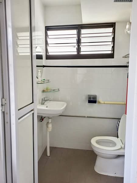 503 Ang Mo Kio Avenue 5, 503 Ang Mo Kio Avenue 5, 2 Bedrooms, 731 sqft, HDB Flat For Rent, by DOEVEN REAL ESTATE, 500073230 - Bathroom - PropertyGuru.com.sg