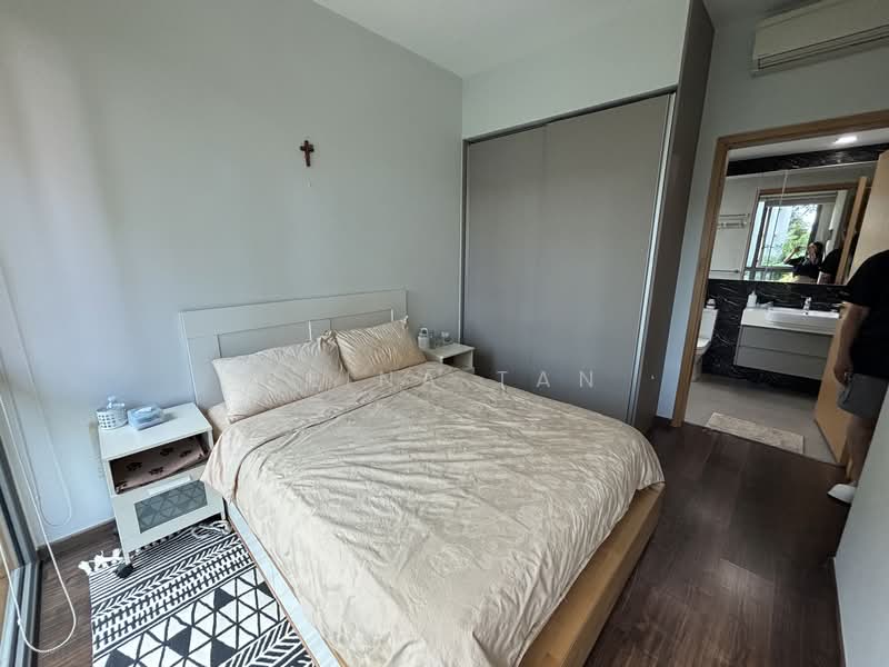 The Glades Condominium For Sale at S$ 1,898,000 | PropertyGuru Singapore - Master Bedroom