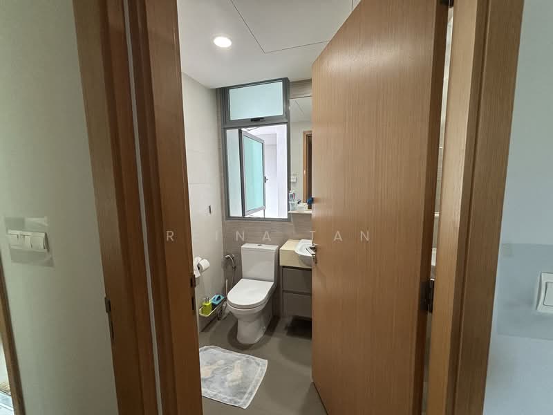 The Glades Condominium For Sale at S$ 1,898,000 | PropertyGuru Singapore - Bathroom common 