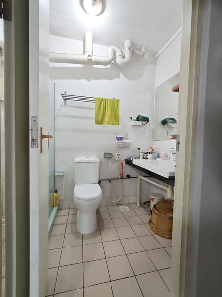 556 Woodlands Drive 53, 556 Woodlands Drive 53, 3 Bedrooms, 1,292 sqft, HDB Flat For Rent, by Stanley Sik, 500073237 - Bathroom - PropertyGuru.com.sg