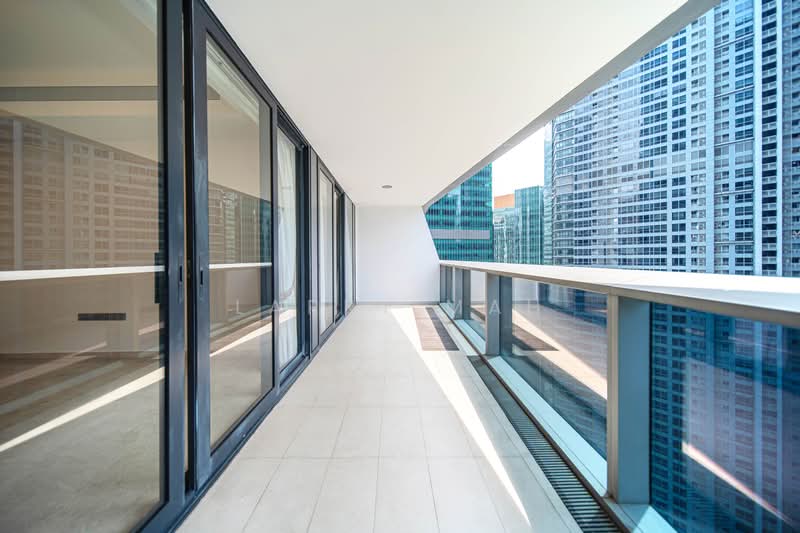 Marina Bay Suites, 3 Central Boulevard, 3 Bedrooms, 1,572 sqft, Apartment For Sale, by Larry Mah, 500073246 - Balcony - PropertyGuru.com.sg