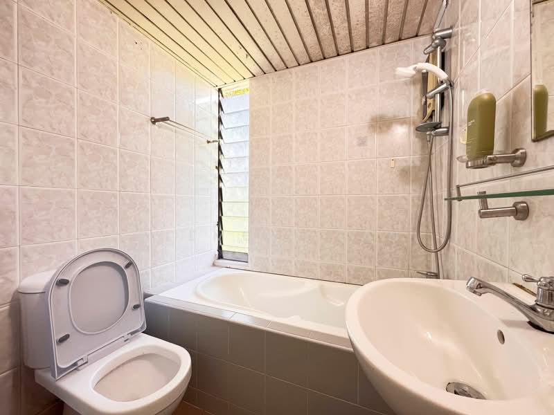 Pandan Valley Condominium For Sale at S$ 2,500,000 | PropertyGuru Singapore - Bathroom 2 (Ensuite)