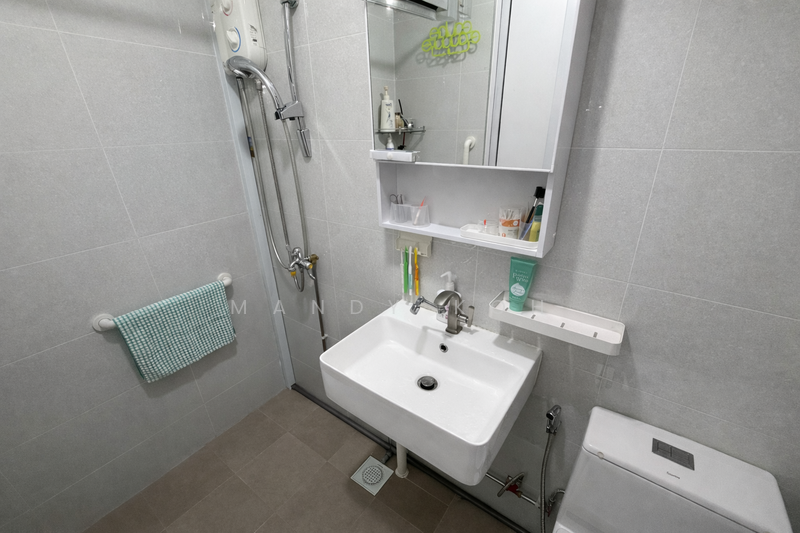 166 Bishan Street 13 HDB Flat For Sale at S$ 690,000 | PropertyGuru Singapore - Bathroom