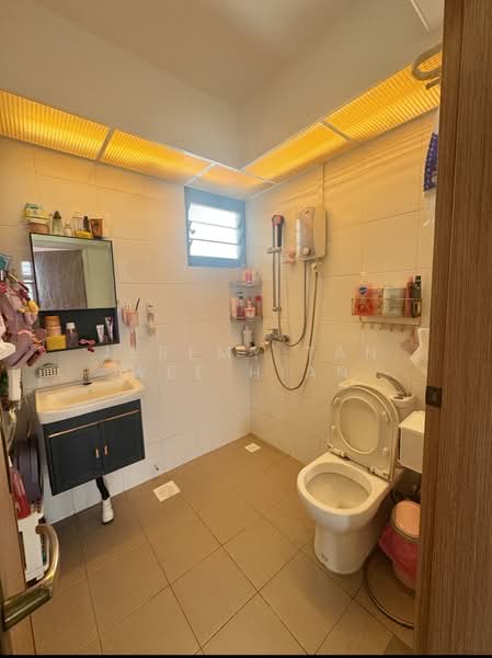 547A Bedok North Avenue 1 HDB Flat For Sale at S$ 658,888 | PropertyGuru Singapore - Bathroom
