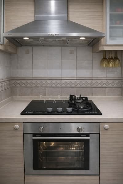 The Bayshore Condominium For Sale at S$ 1,400,000 | PropertyGuru Singapore - Kitchen