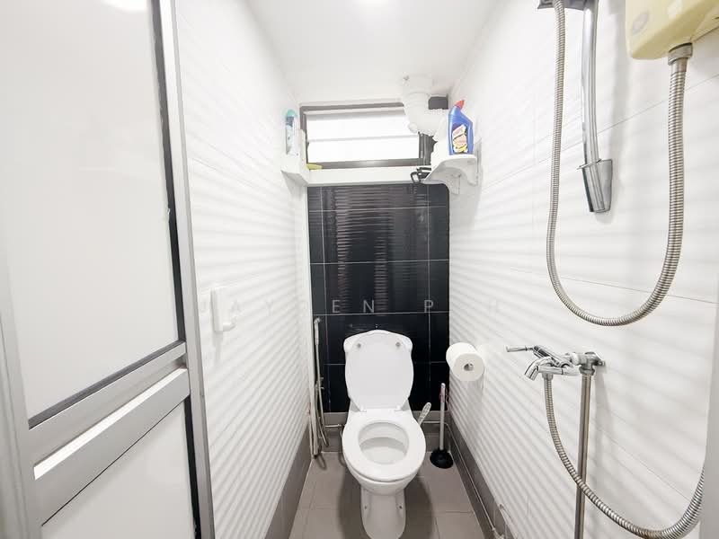 22 Sin Ming Road HDB Flat For Sale at S$ 385,000 | PropertyGuru Singapore - Bathroom