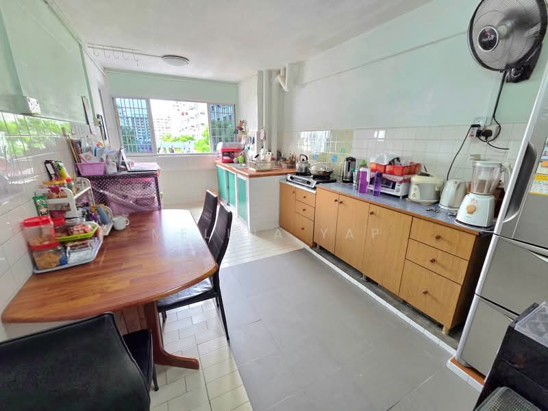 141 Yishun Ring Road HDB Flat For Sale at S$ 430,000 | PropertyGuru Singapore - Kitchen