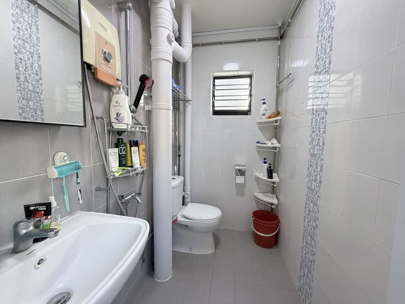 477 Jurong West Street 41 HDB Flat For Sale at S$ 429,000 | PropertyGuru Singapore - Bathroom