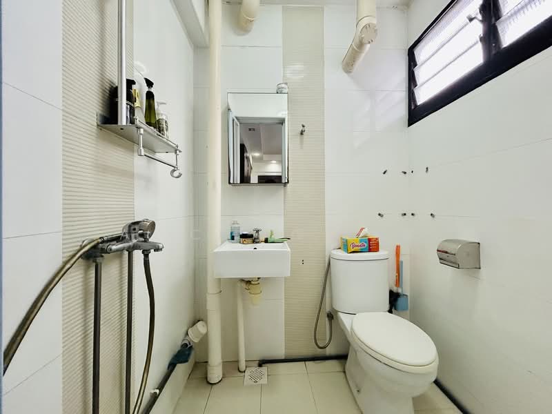 535 Jurong West Street 52 HDB Flat For Sale at S$ 428,000 | PropertyGuru Singapore - Bathroom