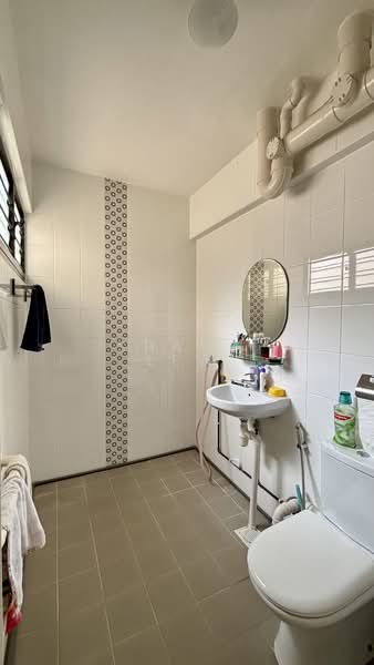 430 Jurong West Avenue 1 HDB Flat For Sale at S$ 515,000 | PropertyGuru Singapore - Bathroom