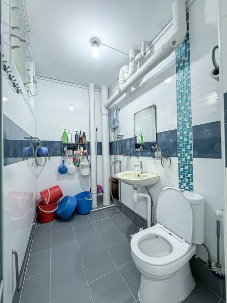 568 Hougang Street 51, 568 Hougang Street 51, 3 Bedrooms, 1,055 sqft, HDB Flat For Sale, by Ronnie Tan, 500073386 - Bathroom - PropertyGuru.com.sg
