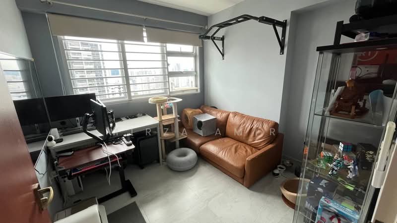 130A Lorong 1 Toa Payoh HDB Flat For Sale at S$ 860,000 | PropertyGuru Singapore - Common Room