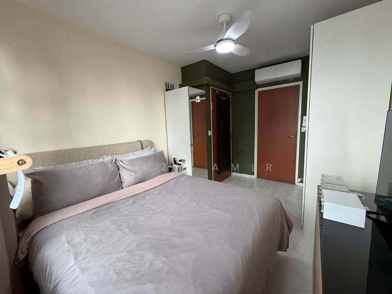 130A Lorong 1 Toa Payoh HDB Flat For Sale at S$ 860,000 | PropertyGuru Singapore - Master Bedroom