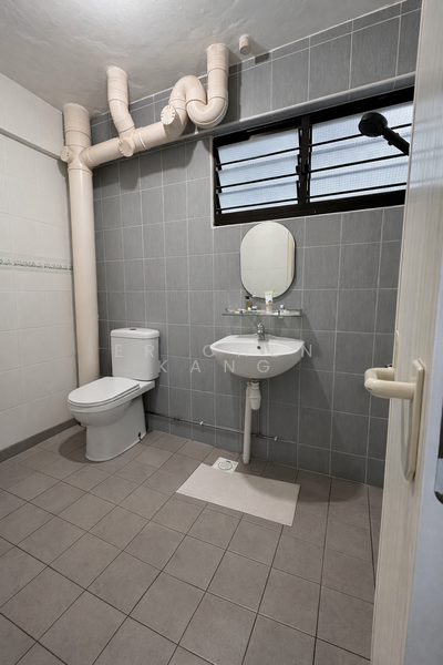 802 Woodlands Street 81 HDB Flat For Sale at S$ 668,888 | PropertyGuru Singapore - Bathroom