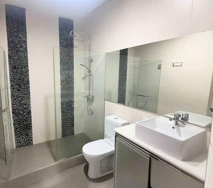 Maple Woods, 991 Bukit Timah Road, 2 Bedrooms, 915 sqft, Condominium For Rent, by James Yeo, 500073465 - Bathroom - PropertyGuru.com.sg