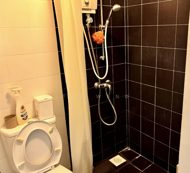 412 Commonwealth Avenue West HDB Flat For Sale at S$ 630,000 | PropertyGuru Singapore - Bathroom