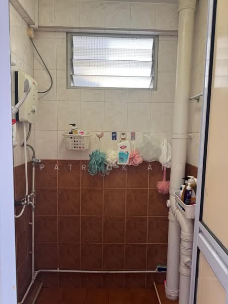 124 Lorong 1 Toa Payoh, 124 Lorong 1 Toa Payoh, 2 Bedrooms, 850 sqft, HDB Flat For Sale, by Patrick Ang, 500073499 - Bathroom - PropertyGuru.com.sg